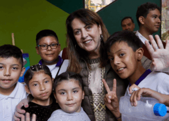 Margarita González premia a niños que rescataron historias de ríos de Morelos