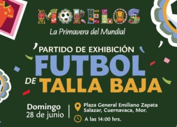 Fotografía de archivo de un partido de futbol de talla baja en el que se aprecia a dos jugadores