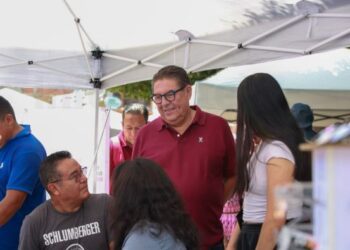 Vecinos de la colonia Antonio Barona recibiendo apoyos sociales durante el Mercado del Bienestar en Cuernavaca, Morelos